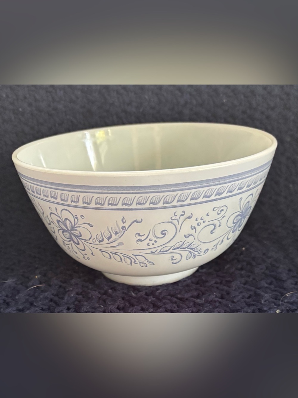 Vintage Pyrex 1 1/2 Quart Brittany Blue Bowl.  Mint condition